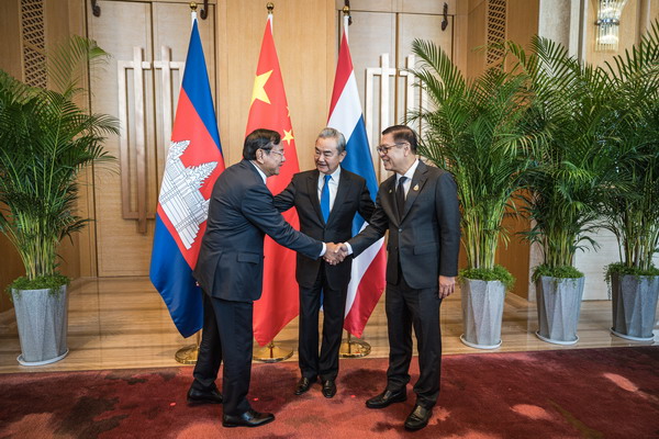 Le ministre chinois des Affaires étrangères Wang Yi (au centre), également membre du Bureau politique du Comité central du Parti communiste chinois, Prak Sokhonn (à gauche), vice-Premier ministre cambodgien et ministre des Affaires étrangères et de la Coopération internationale, et le ministre thaïlandais des Affaires étrangères Sihasak Phuangketkeow assistent à la réunion des ministres des Affaires étrangères Chine-Cambodge-Thaïlande à Yuxi, dans la province chinoise du Yunnan (sud-ouest), le 29 décembre 2025. /Ministère chinois des Affaires étrangères