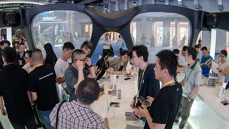 Des visiteurs découvrent des lunettes d'IA sur le stand Leqi, lors de la 6e Exposition internationale des produits de consommation de Chine qui s'est tenue au Centre international de congrès et d'expositions de Hainan à Haikou, province de Hainan, le 15 avril 2026./VCG