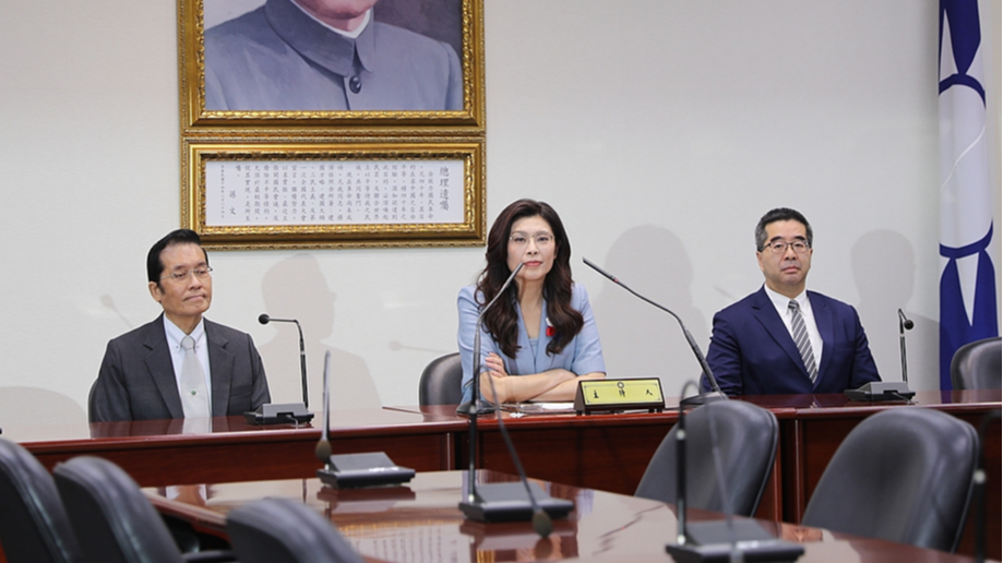 Le président du Kuomintang, Cheng Li-wun (au centre), tient une conférence de presse à Taipei, dans la région de Taiwan, après avoir été invité par le Comité central du Parti communiste chinois et le secrétaire général Xi Jinping sur le continent chinois, le 30 mars 2026. /CFP