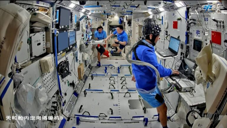 L&rsquo;équipage chinois de Shenzhou-21 avance ses expériences spatiales cinq mois plus tard