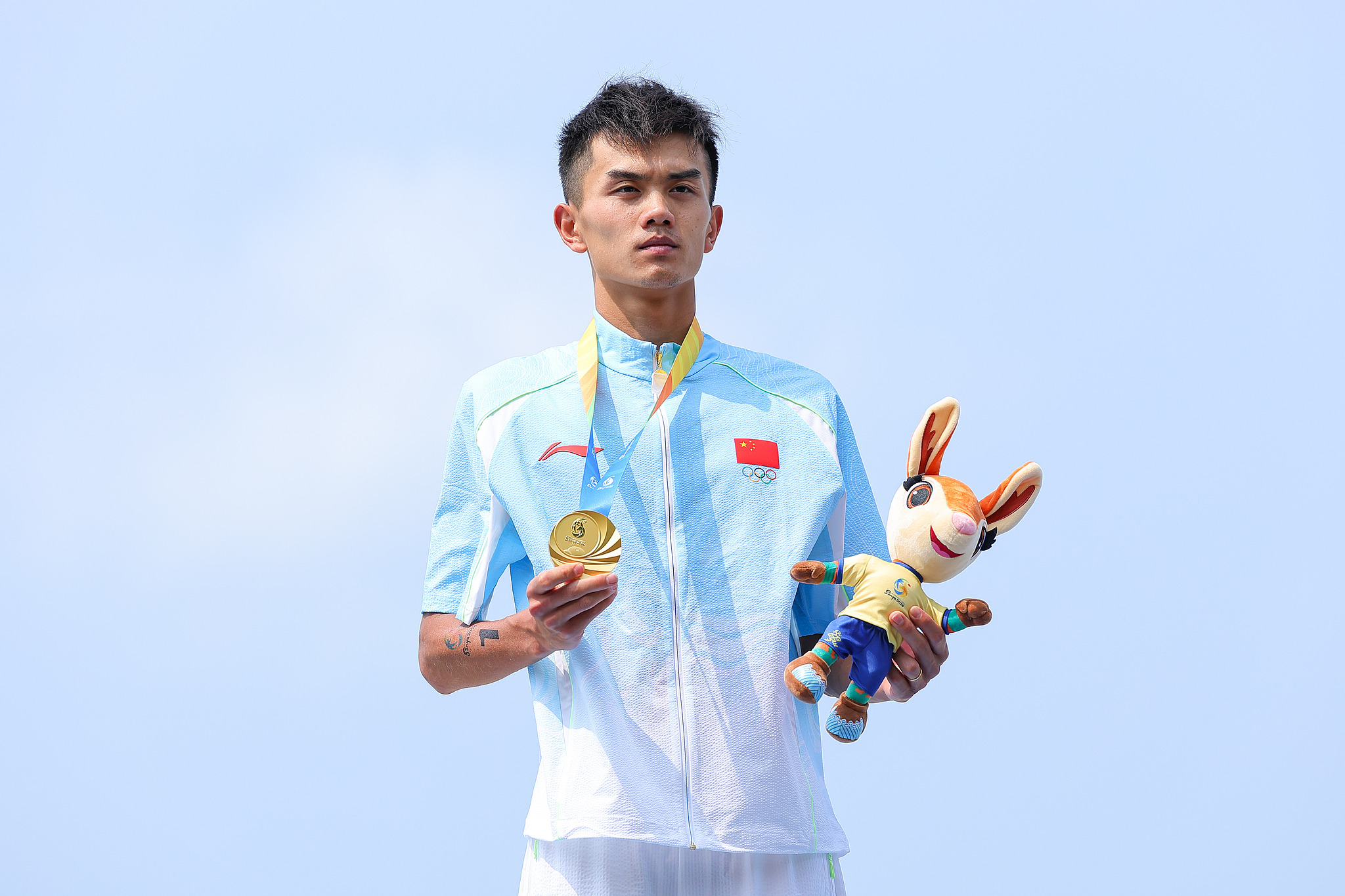 Fan Junjie de Chine lors de la cérémonie de remise des prix après avoir remporté l'aquathlon masculin aux Jeux asiatiques de plage à Sanya, en Chine, le 23 avril 2026. /VCG