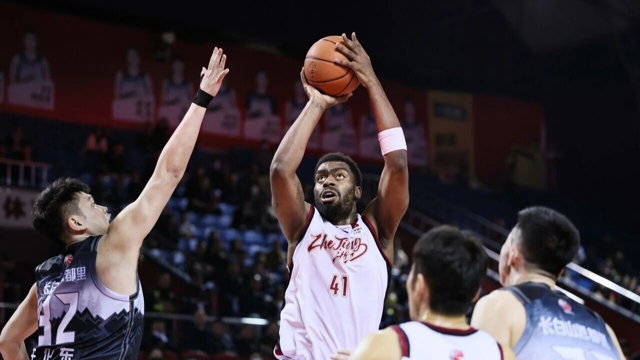 Dakari Johnson (#41) des Golden Bulls du Zhejiang tire contre les Tigres du Nord-Est du Jilin lors d'un match CBA à Changchun, dans la province du Jilin (nord-est de la Chine), le 16 avril 2026. /Zhejiang Golden Bulls