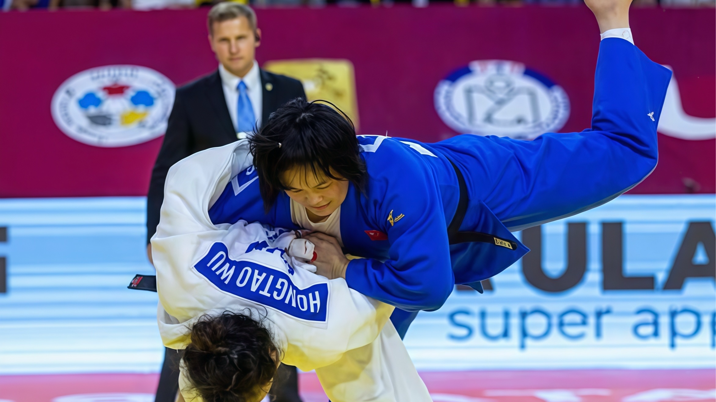 La Chinoise Wu Hongtao (en blanc) affronte Yelyzaveta Lytvynenko des Émirats arabes unis lors de la finale féminine des moins de 78 kg aux Championnats asiatiques de judo à Ordos, dans la région autonome de Mongolie intérieure, Chine, le 19 avril 2026. /Weibo