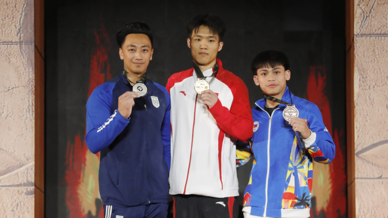 Les gymnastes chinois remportent trois médailles d&rsquo;or pour clôturer la Coupe du monde par engin au Caire