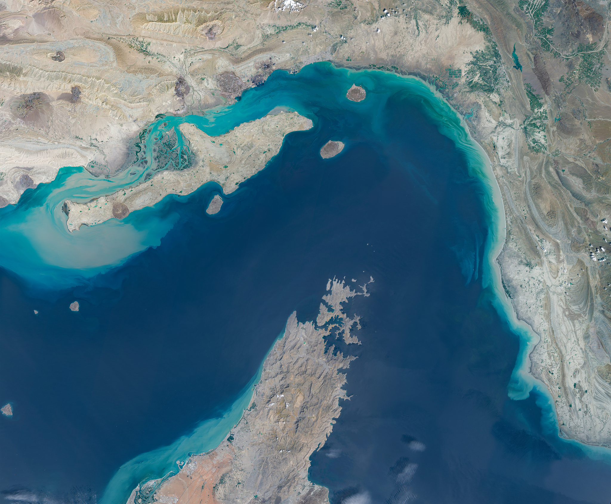 Une image satellite montrant une vue large du détroit d’Ormuz entre le sud de l’Iran et la péninsule de Musandam à Oman. /VCG