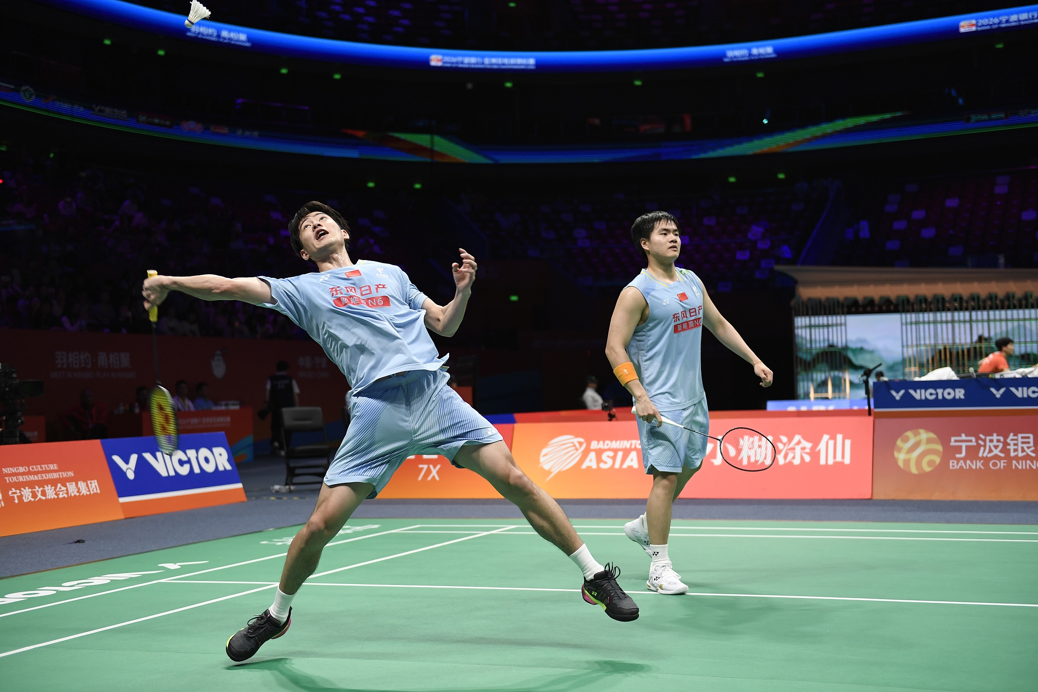 Les Chinois Wang Chang (à gauche) et Liang Weikeng affrontent les Japonais Kakeru Kumagai et Hiroki Nishi lors d'un match de 16 de double masculin aux Championnats d'Asie de badminton à Ningbo, en Chine, le 9 avril 2026. /VCG
