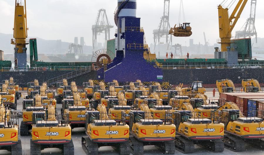 Des machines de construction fabriquées en Chine sont chargées pour être exportées vers l'Indonésie au port de Yantai, dans la province du Shandong, dans l'est de la Chine, le 31 décembre 2025. /Xinhua