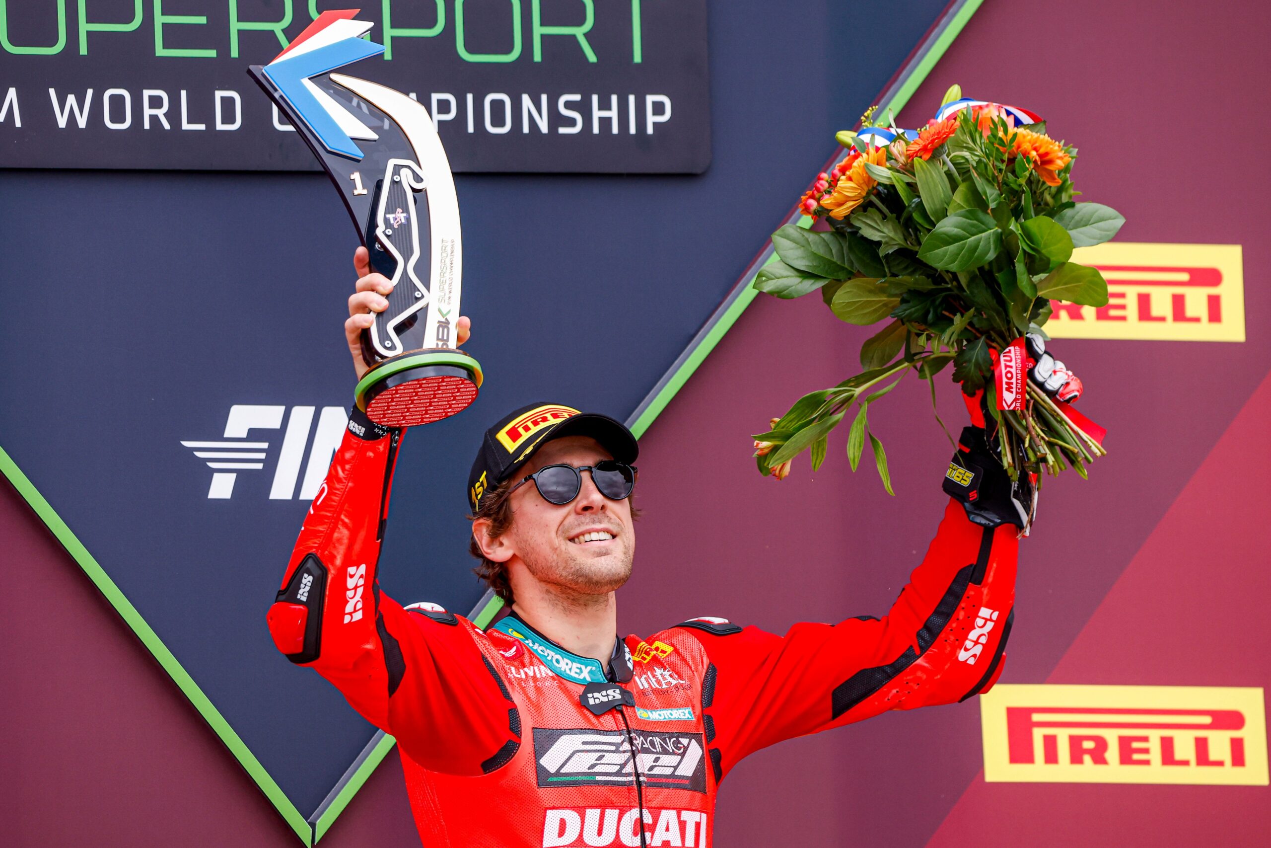 Philipp Öttl de l'équipe Feel Racing WorldSSP célèbre sur le podium après avoir remporté la Course 2 du Championnat du Monde FIM Supersport à Assen, aux Pays-Bas, le 19 avril 2026. /IC Photo