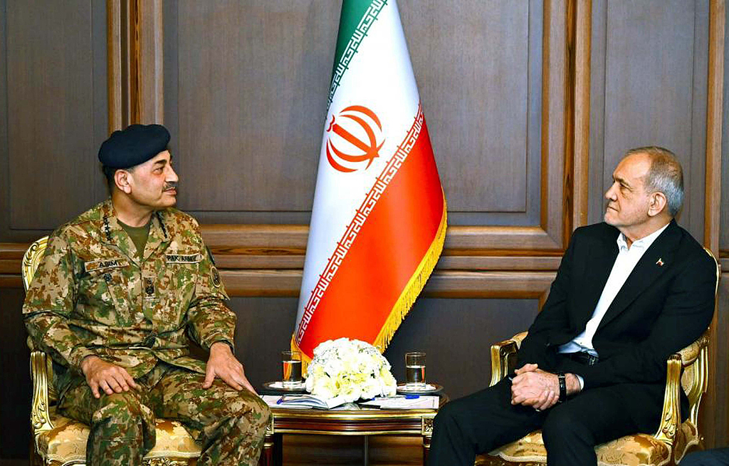 Le président iranien Masoud Pezeshkian (à droite) s'entretient avec le chef de l'armée pakistanaise, le maréchal Syed Asim Munir, à Téhéran, en Iran, le 18 avril 2026. /VCG