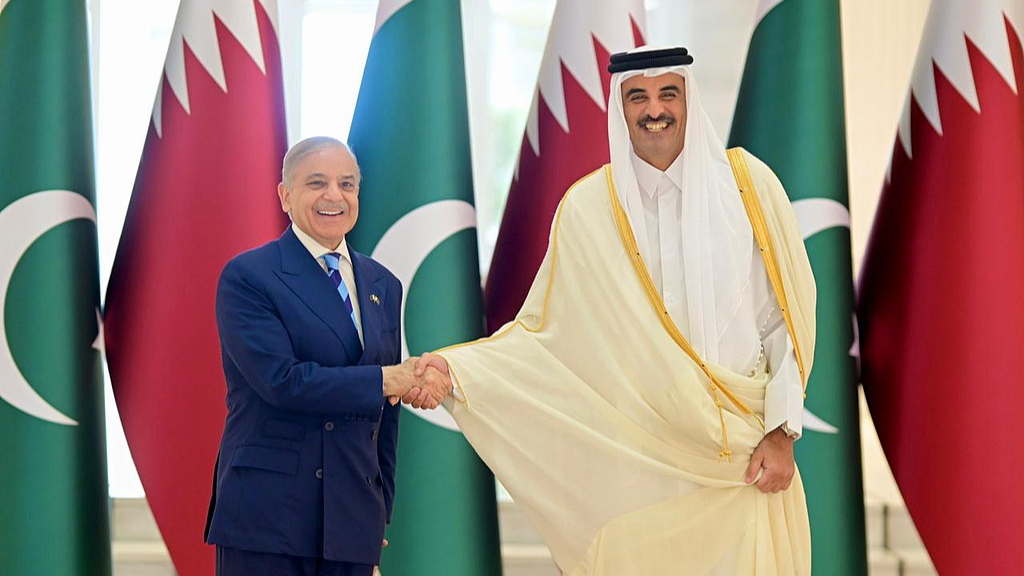 Le Premier ministre pakistanais Shehbaz Sharif (à gauche) serre la main de l'émir du Qatar Tamim bin Hamad Al Thani, Doha, Qatar, le 16 avril 2026. /VCG