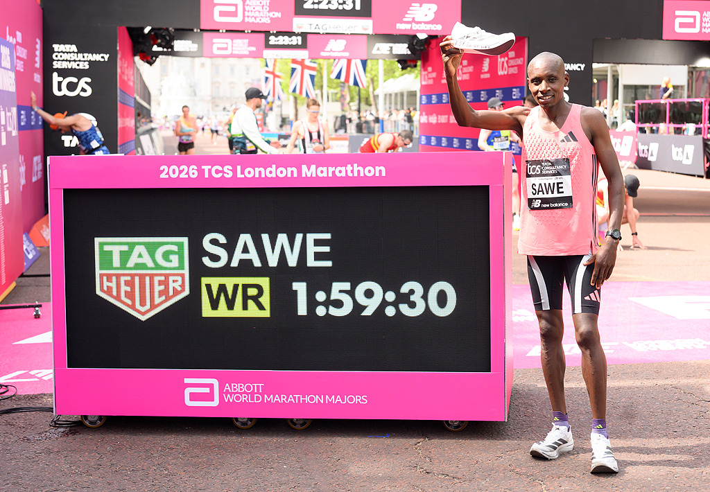 Sabastian Sawe de l'équipe Kenya célèbre avec son nouveau record du monde après avoir remporté le marathon de Londres TCS 2026 masculin le 26 avril 2026 à Londres, en Angleterre. /VCG