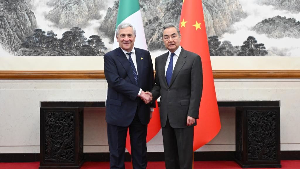 Le ministre chinois des Affaires étrangères Wang Yi, également membre du Bureau politique du Comité central du Parti communiste chinois, rencontre le vice-Premier ministre italien et ministre des Affaires étrangères et de la Coopération internationale Antonio Tajani à Beijing, en Chine, le 16 avril 2026. /Xinhua