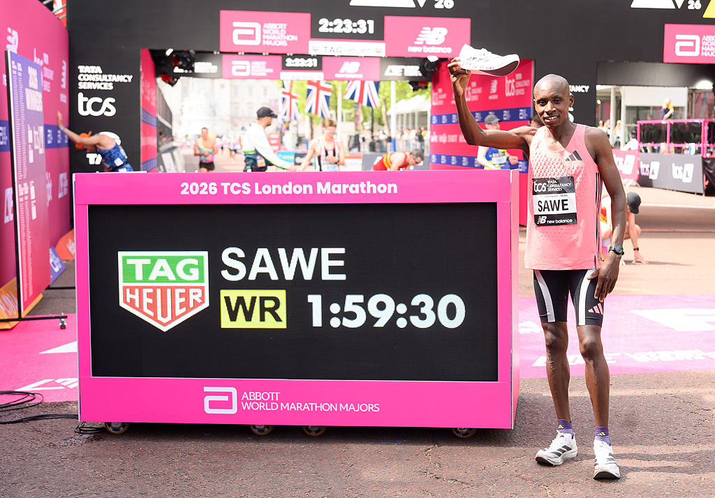 Sabastian Sawe, de l'équipe Kenya, célèbre avec son nouveau record du monde après avoir remporté le marathon masculin de Londres 2026 le 26 avril 2026 à Londres, au Royaume-Uni. /VCG