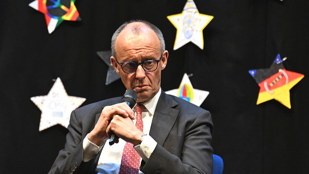 Le chancelier allemand Friedrich Merz participe à une table ronde avec des élèves sur les questions européennes, lors d'une visite au Carolus-Magnus-Gymnasium, à Marsberg, en Allemagne, le 27 avril 2026. /VCG