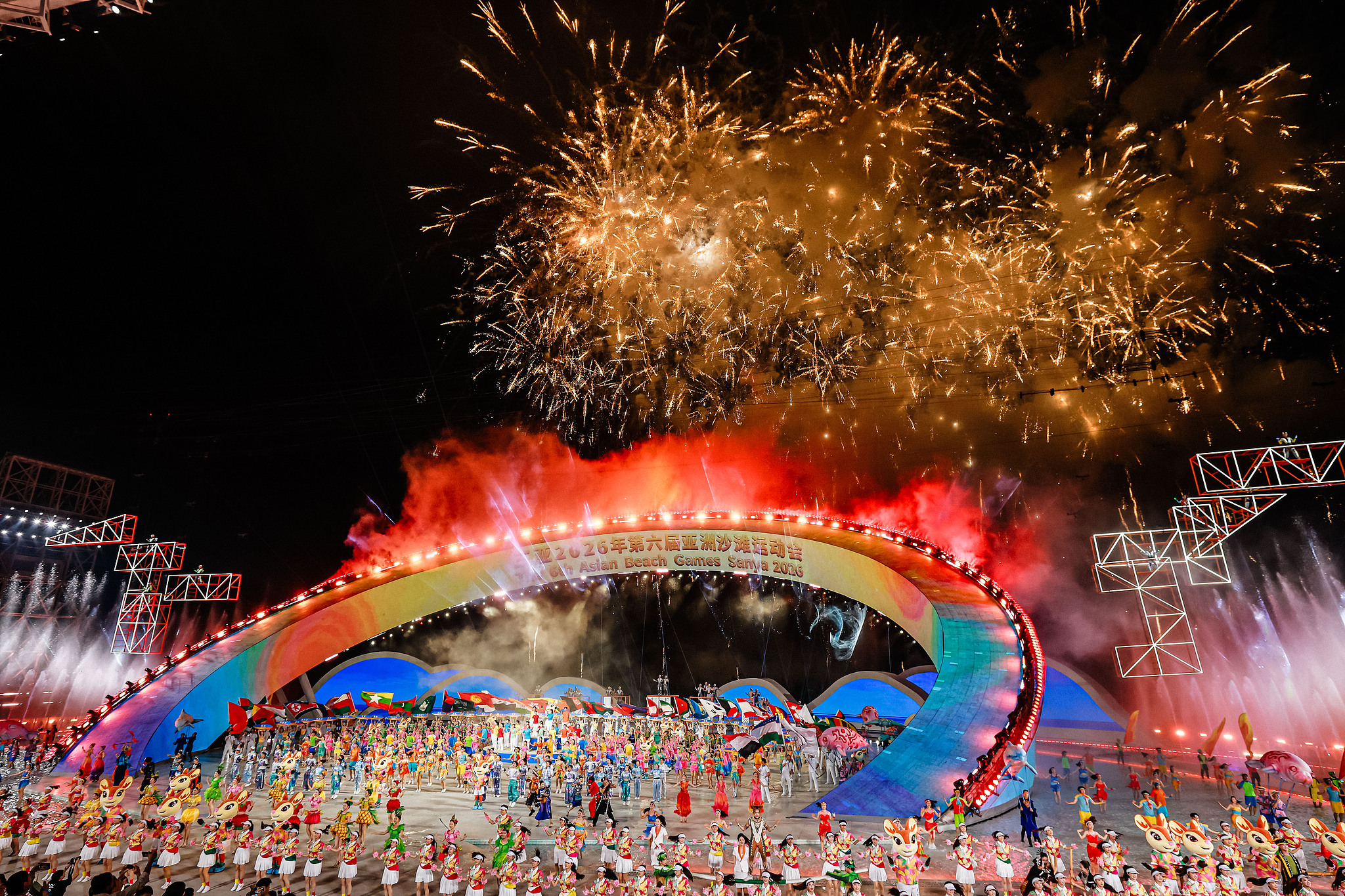 La cérémonie d'ouverture des sixièmes Jeux asiatiques de plage à Sanya, dans la province de Hainan (sud de la Chine), le 22 avril 2026. /VCG