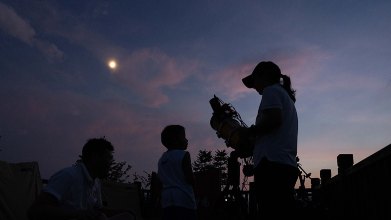 Des passionnés d'astronomie observent le ciel nocturne depuis la plate-forme de camping du musée d'astronomie du ciel sombre de Gaotiankeng, Quzhou, Zhejiang, le 11 août 2024. /VCG