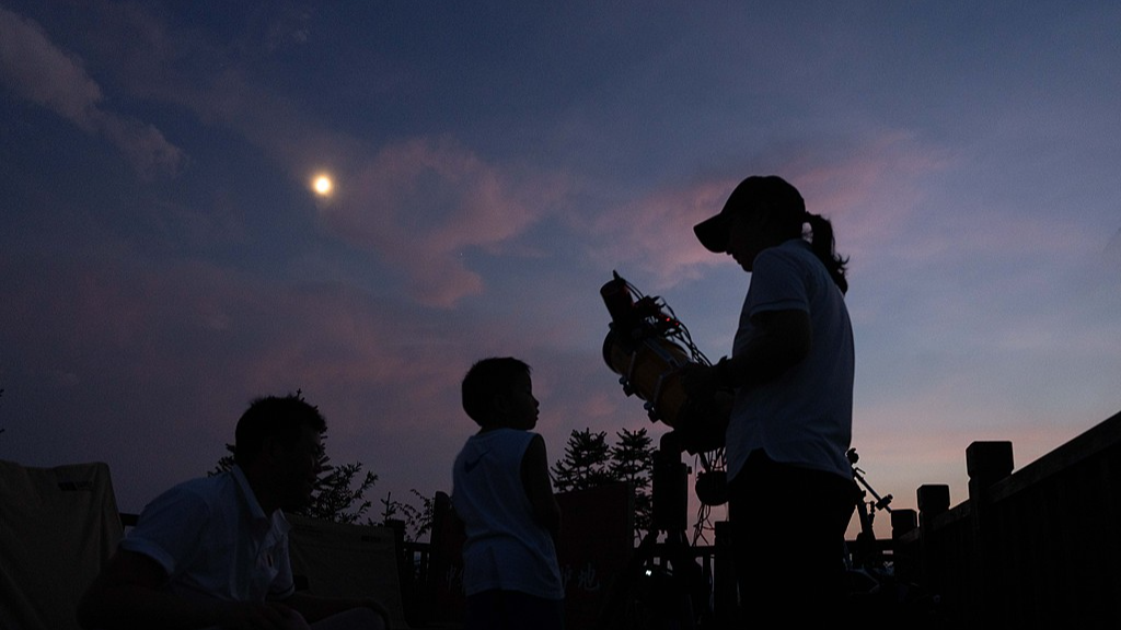 Des passionnés d'astronomie observent le ciel nocturne depuis la plate-forme de camping du musée d'astronomie du ciel sombre de Gaotiankeng, Quzhou, Zhejiang, le 11 août 2024. /VCG