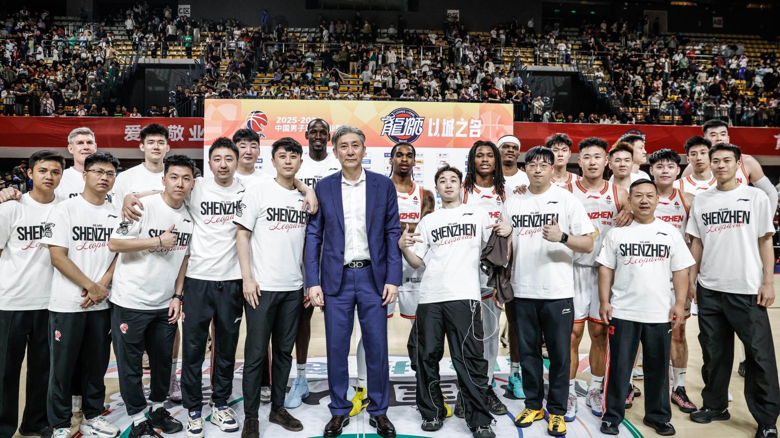 Les joueurs, les entraîneurs et les membres du personnel des Léopards de Shenzhen posent pour une photo après avoir battu les Lions Loong de Guangzhou lors d'un match de l'Association chinoise de basket-ball à Guangzhou, dans la province du Guangdong (sud de la Chine), pour clôturer la saison régulière de l'ABC, le 24 avril 2026. /Léopards de Shenzhen