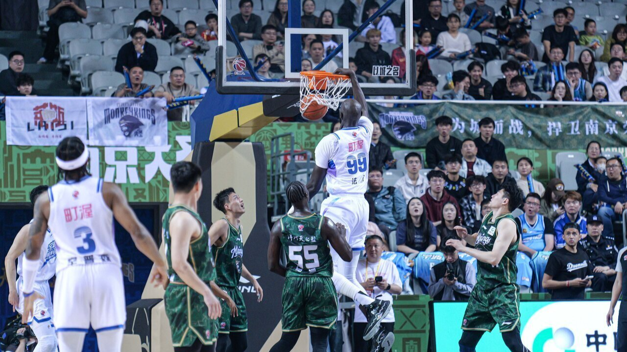 Tacko Fall (#99) des Ningbo Rockets dunk contre les Nanjing Monkey Kings lors d'un match de la Chinese Basketball Association à Nanjing, dans la province du Jiangsu (est de la Chine), le 2 avril 2026. /Ningbo Rockets