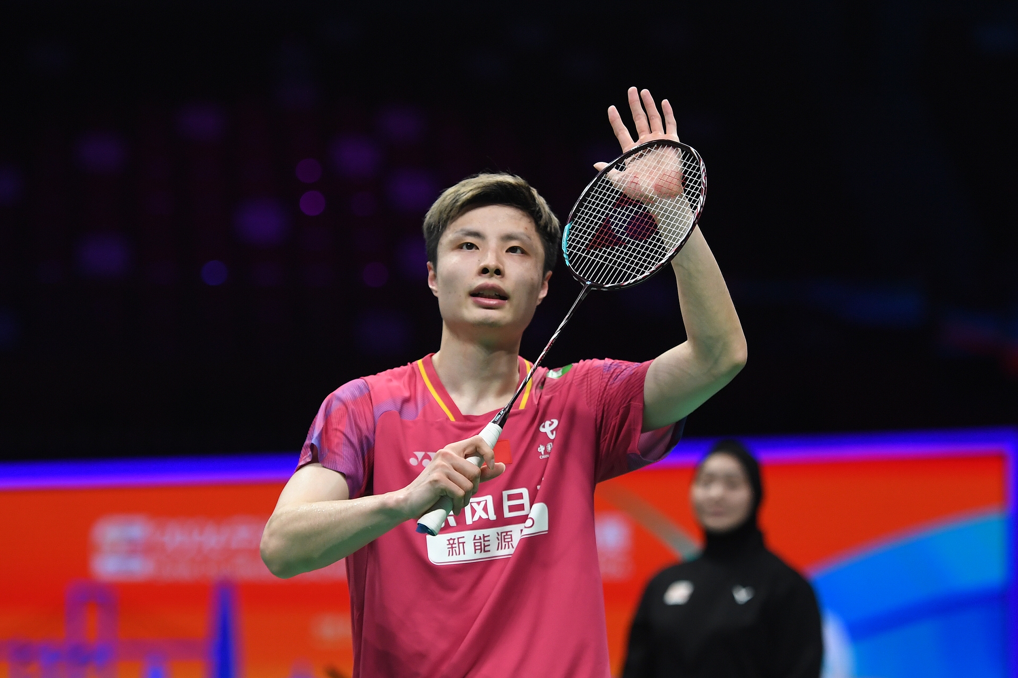 Le Chinois Shi Yuqi célèbre après avoir battu le Japonais Kodai Naraoka pour se qualifier pour les demi-finales du simple messieurs aux Championnats d'Asie de badminton à Ningbo, en Chine, le 10 avril 2026. /VCG