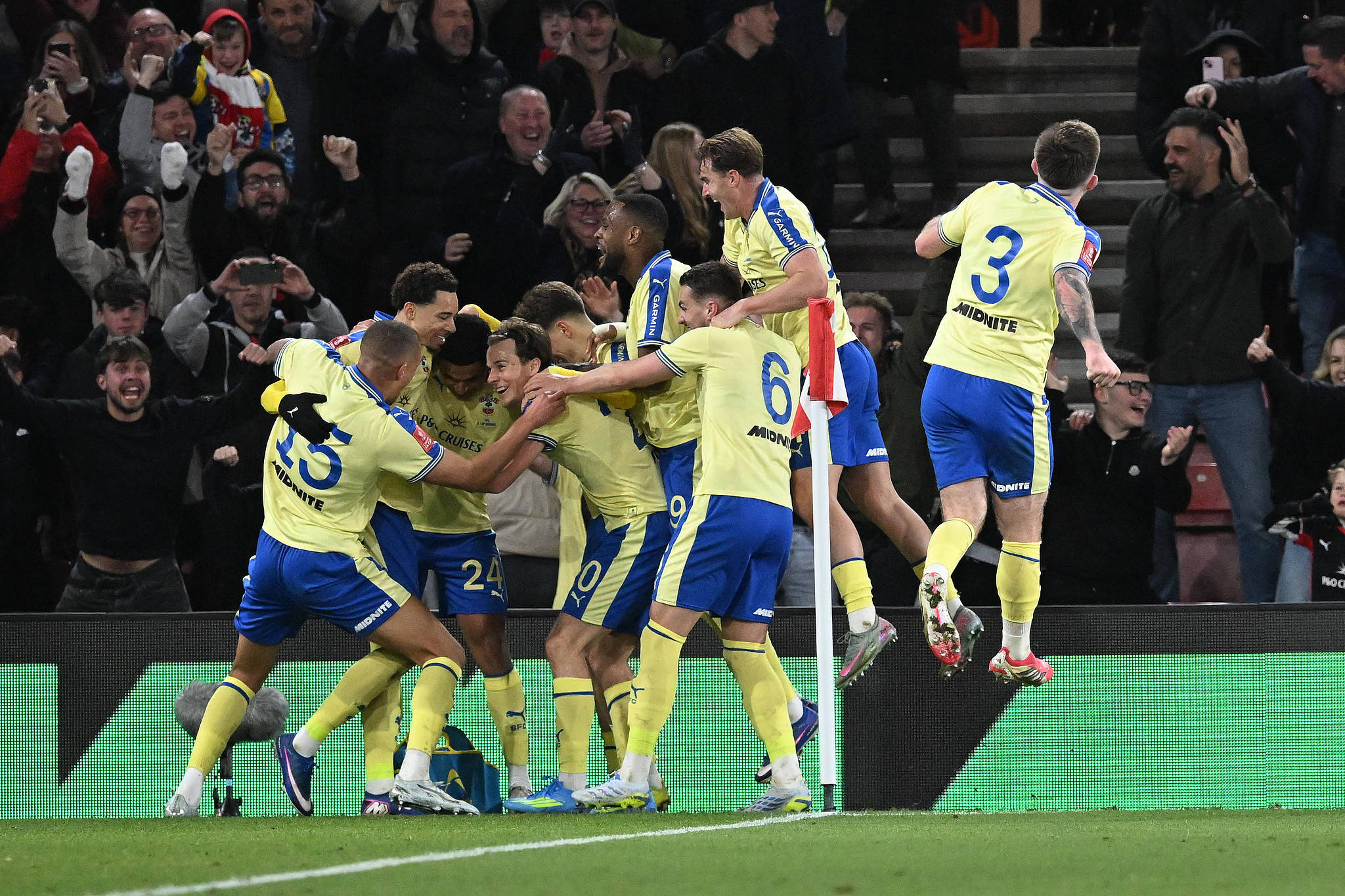 Les joueurs de Southampton célèbrent après avoir marqué un but lors du match quart de finale de la FA Cup contre Arsenal au stade St Mary's de Southampton, en Angleterre, le 4 avril 2026. /VCG