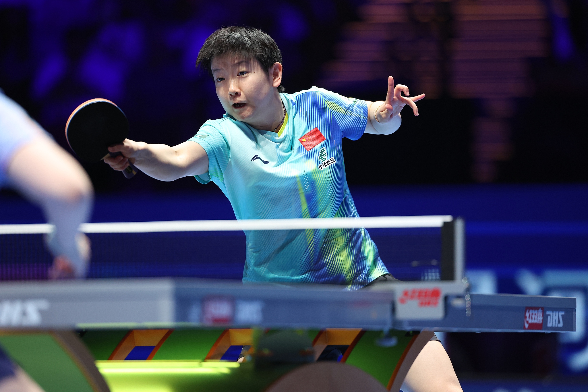 Le Chinois Sun Yingsha frappe un tir contre le Chinois Kuai Man lors d'un match de huitièmes de finale du simple féminin lors de la Coupe du monde masculine et féminine de l'ITTF dans la RAS chinoise de Macao (région administrative spéciale), le 2 avril 2026. /VCG