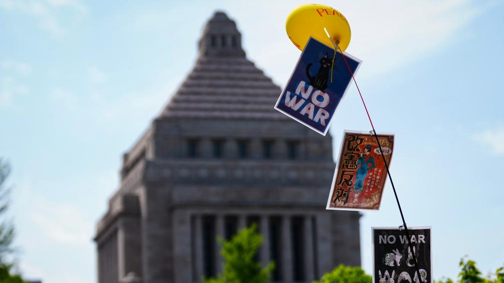 Des banderoles autour du bâtiment de la Diète nationale du Japon pour protester contre la tentative du gouvernement du Premier ministre Sanae Takaichi de réviser la constitution pacifiste du pays, à Tokyo, au Japon, le 19 avril 2026. /Xinhua