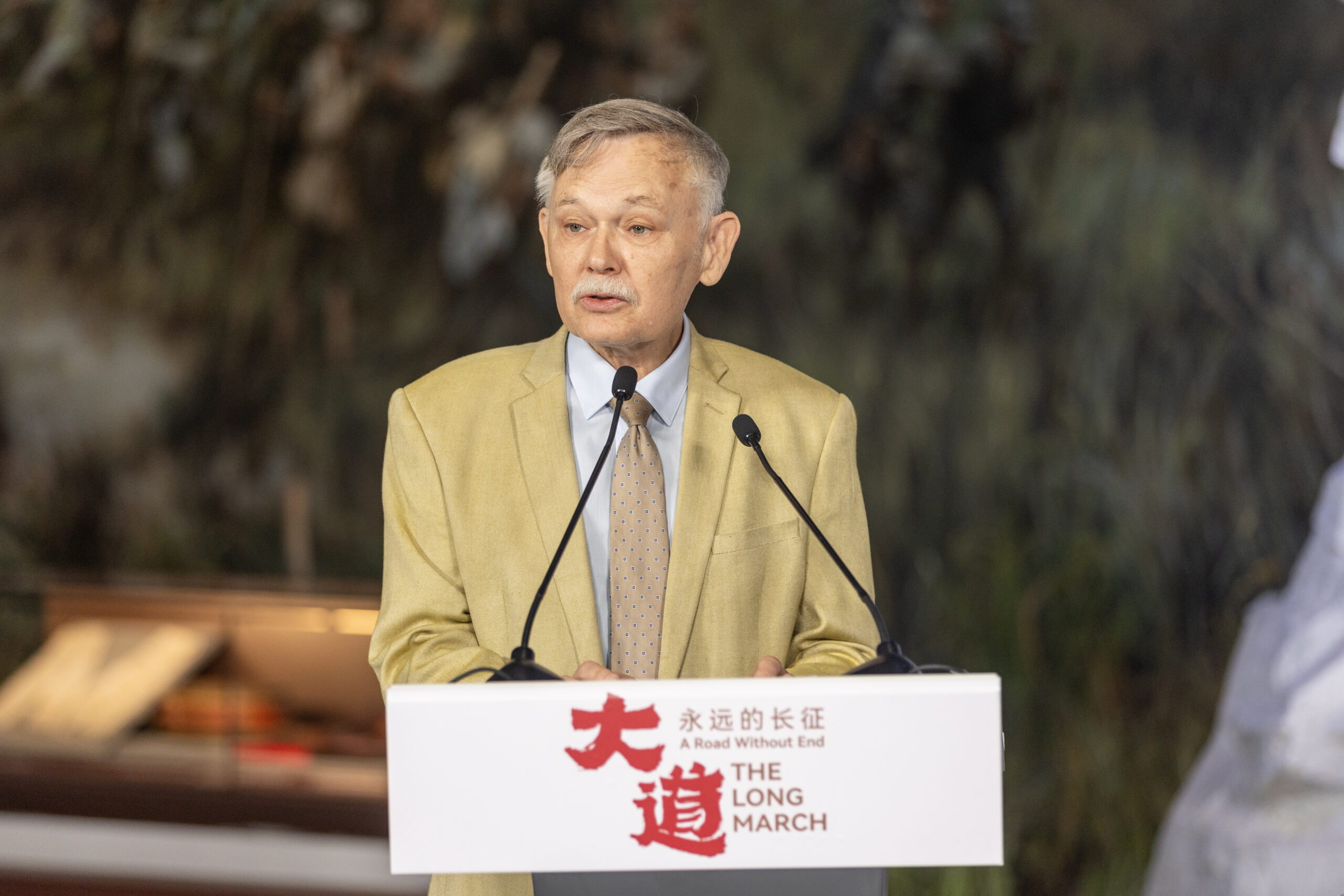 Le professeur américain William Brown s'exprime lors de la cérémonie de lancement du prochain documentaire A Road Without End – The Long March, le 18 avril 2026. /Photo fournie à CGTN