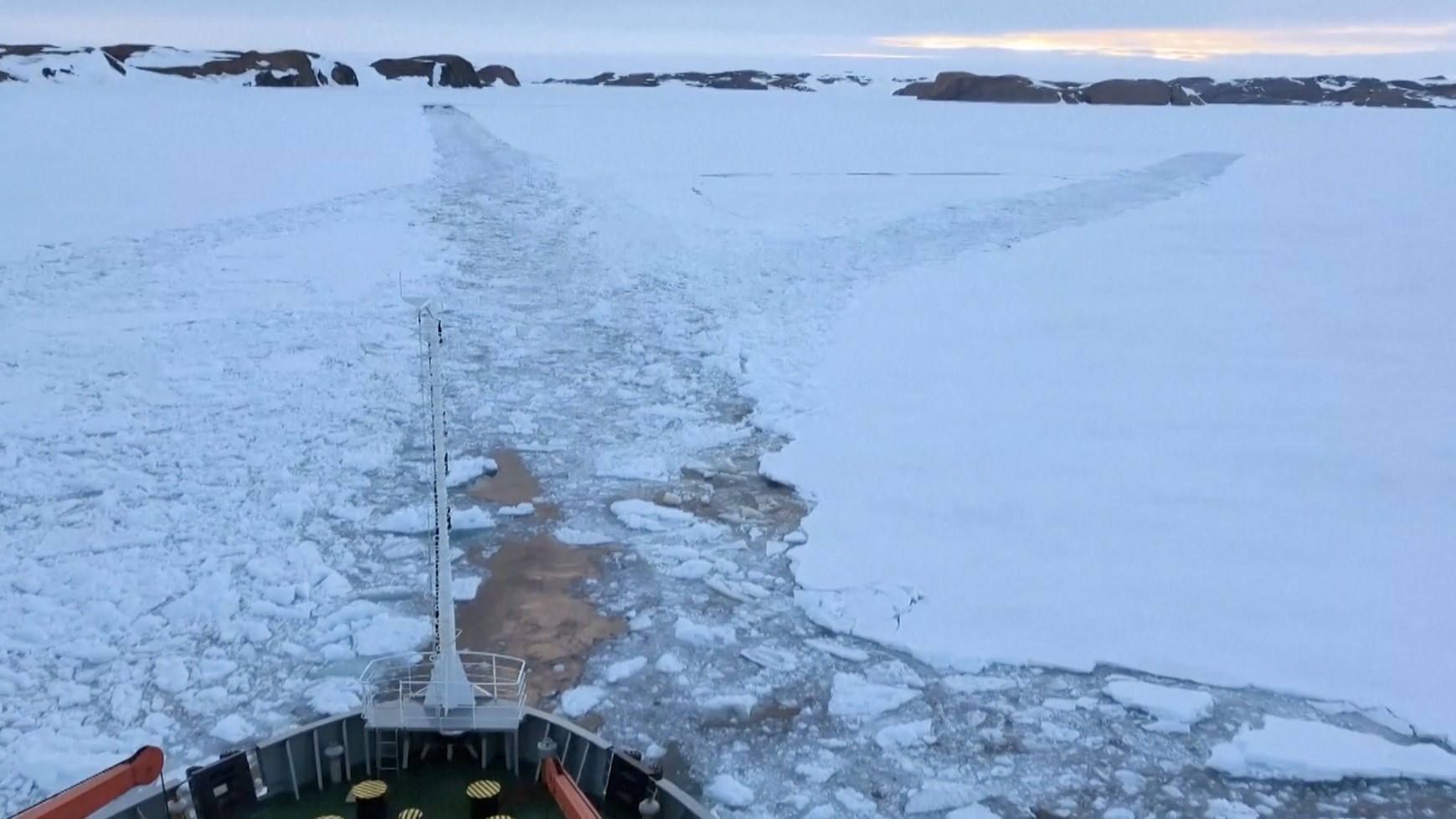 Le navire de recherche polaire chinois Xuelong navigue à travers une glace flottante dense, décembre 2025. /CMG