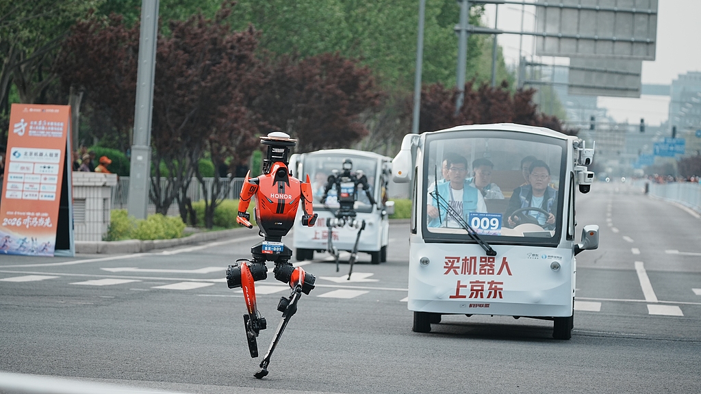 Un robot de Honor sprinte le long du parcours du semi-marathon des robots humanoïdes de Pékin, le 19 avril 2026. Plus de 100 équipes et plus de 300 robots y ont participé. /VCG