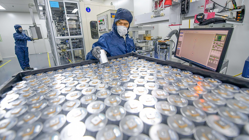 Des techniciens assemblent des batteries sodium-ion dans une usine de production de la province du Henan, au centre de la Chine, le 28 février 2026. /VCG