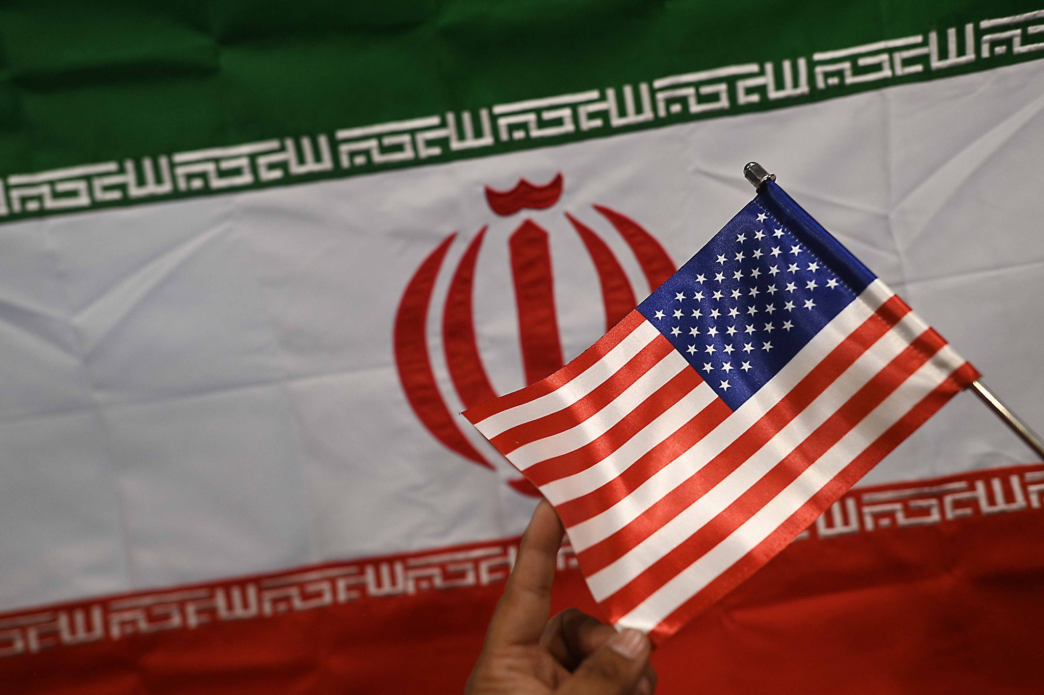 Un commerçant expose les drapeaux de l’Iran et des États-Unis dans son magasin. Le Pakistan est devenu un lieu clé pour la diplomatie américaine et iranienne à Karachi, au Pakistan, le 17 avril 2026. /VCG