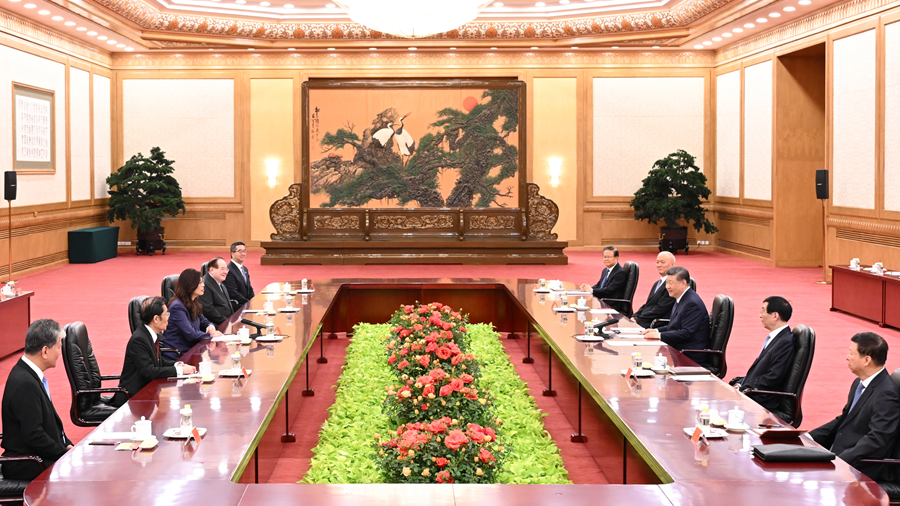 Xi Jinping, secrétaire général du Comité central du Parti communiste chinois (PCC), rencontre une délégation du parti chinois Kuomintang (KMT) dirigée par sa présidente Cheng Li-wun à Pékin, capitale chinoise, le 10 avril 2026. /Xinhua