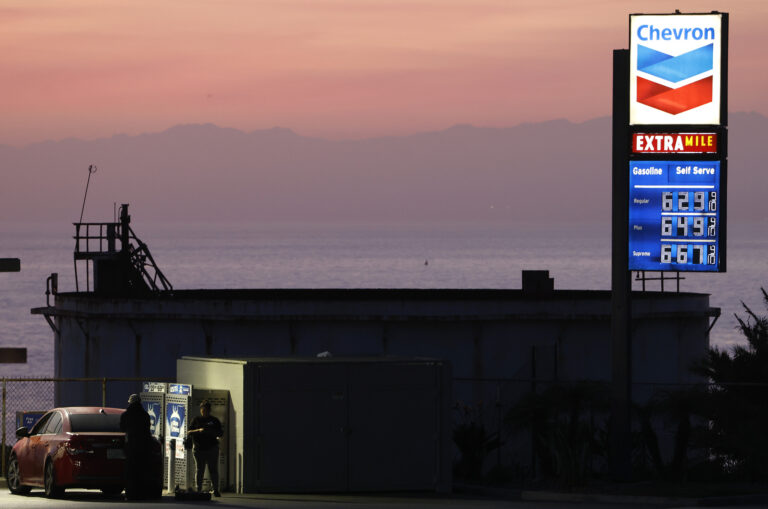 WTI au-dessus du Brent : un test de résistance pour le pétrodollar