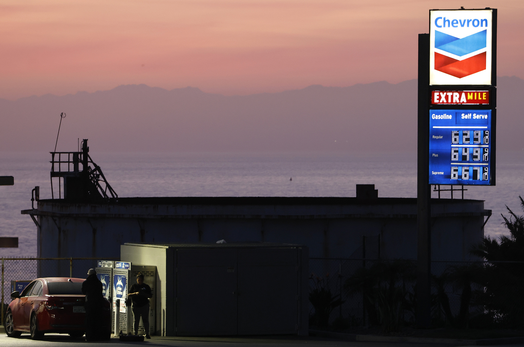 Une station-service Chevron affiche les prix du gaz près de l'océan Pacifique à El Segundo, Californie, États-Unis, le 8 avril 2026. /VCG