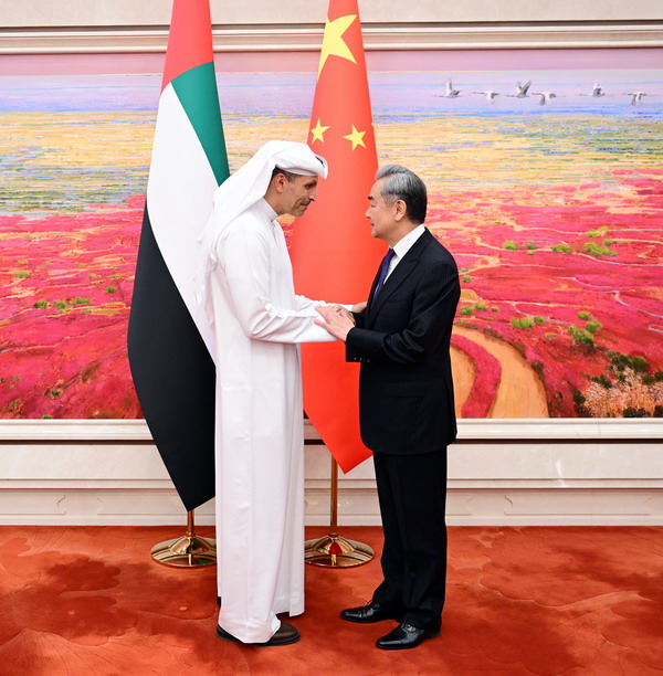 Wang Yi (à droite), membre du Bureau politique du Comité central du Parti communiste chinois et directeur du Bureau de la Commission centrale des affaires étrangères, rencontre Khaldoon Khalifa Al Moubarak, envoyé spécial du président des Émirats arabes unis (EAU) en Chine, à Pékin, en Chine, le 13 avril 2026. /Ministère chinois des Affaires étrangères
