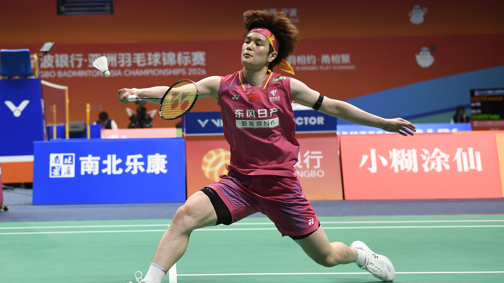 La Chinoise Wang Zhiyi frappe l'Indienne PV Sindhu lors des huitièmes de finale du simple féminin aux Championnats d'Asie de badminton à Ningbo, dans la province du Zhejiang (est de la Chine), le 9 avril 2026. /VCG