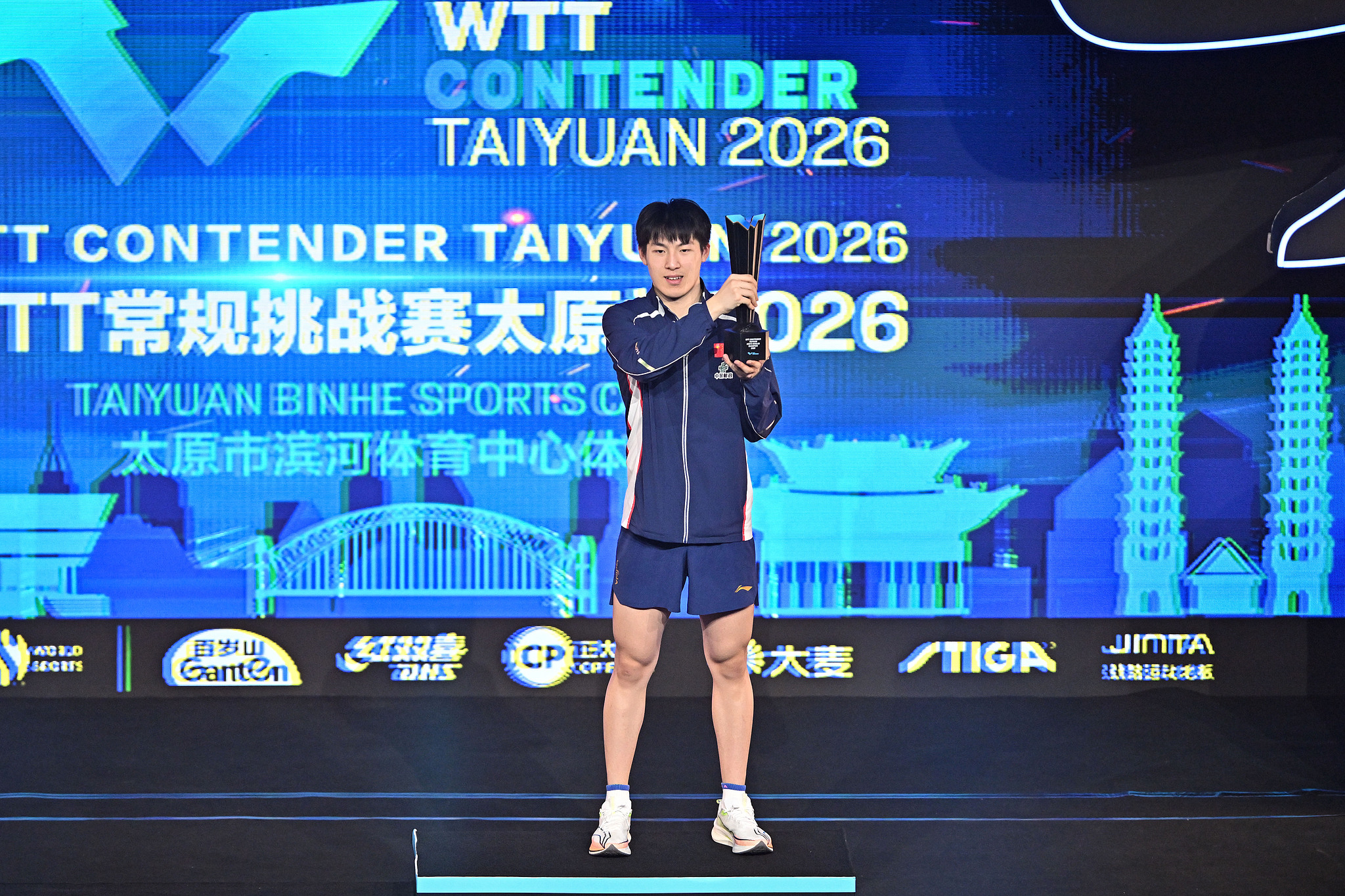 Le champion chinois du simple messieurs Wen Ruibo, de Chine, montre sa récompense après avoir battu le Japonais Maharu Yoshimura en finale du WTT Contender Taiyuan à Taiyuan, dans la province du Shanxi (nord de la Chine), le 12 avril 2026. /VCG