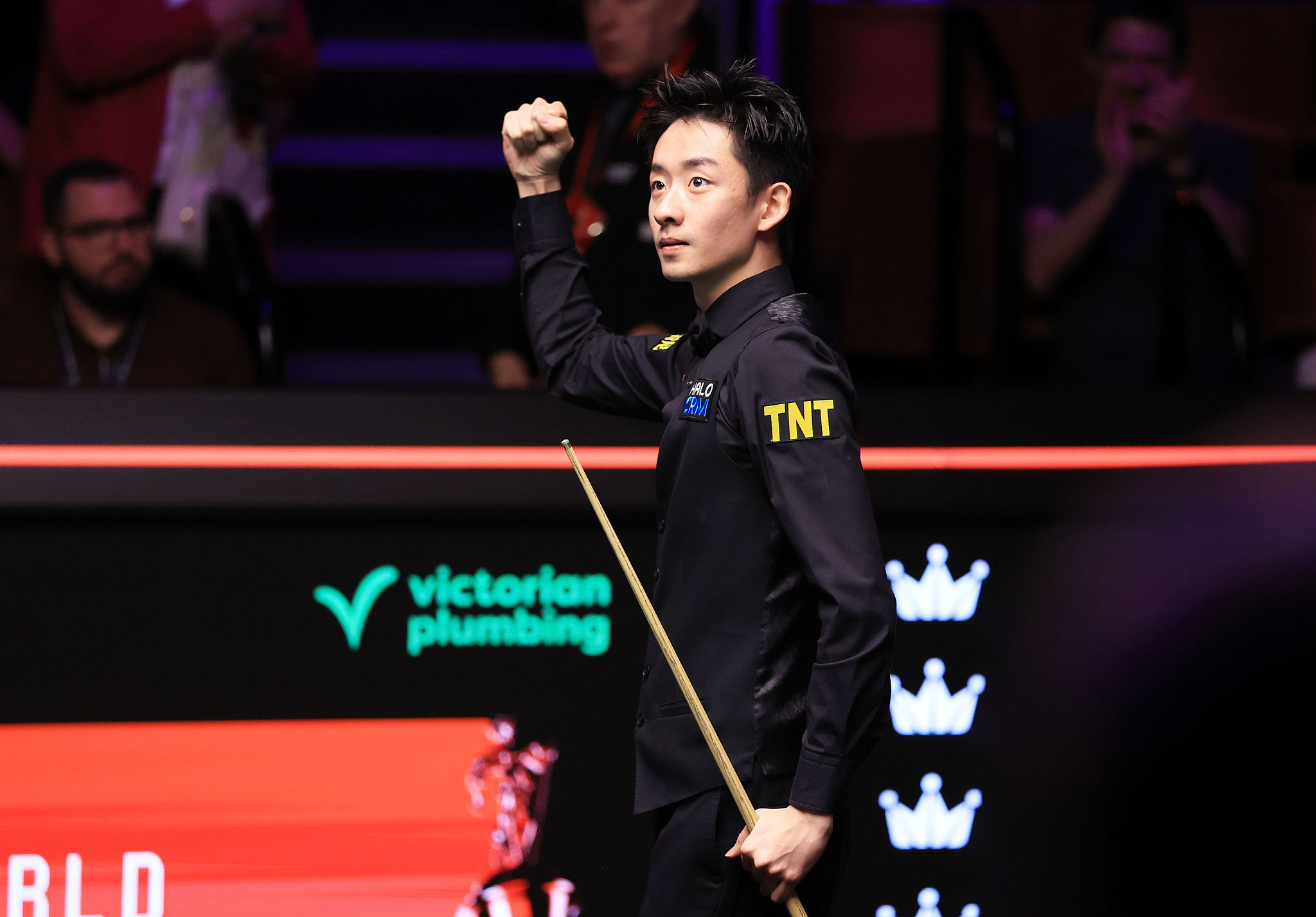 Le Chinois Wu Yize célèbre sa victoire 13-11 contre l'Anglais Mark Selby en huitièmes de finale au Championnat du monde de snooker WPBSA à Sheffield, en Angleterre, le 27 avril 2026. /VCG