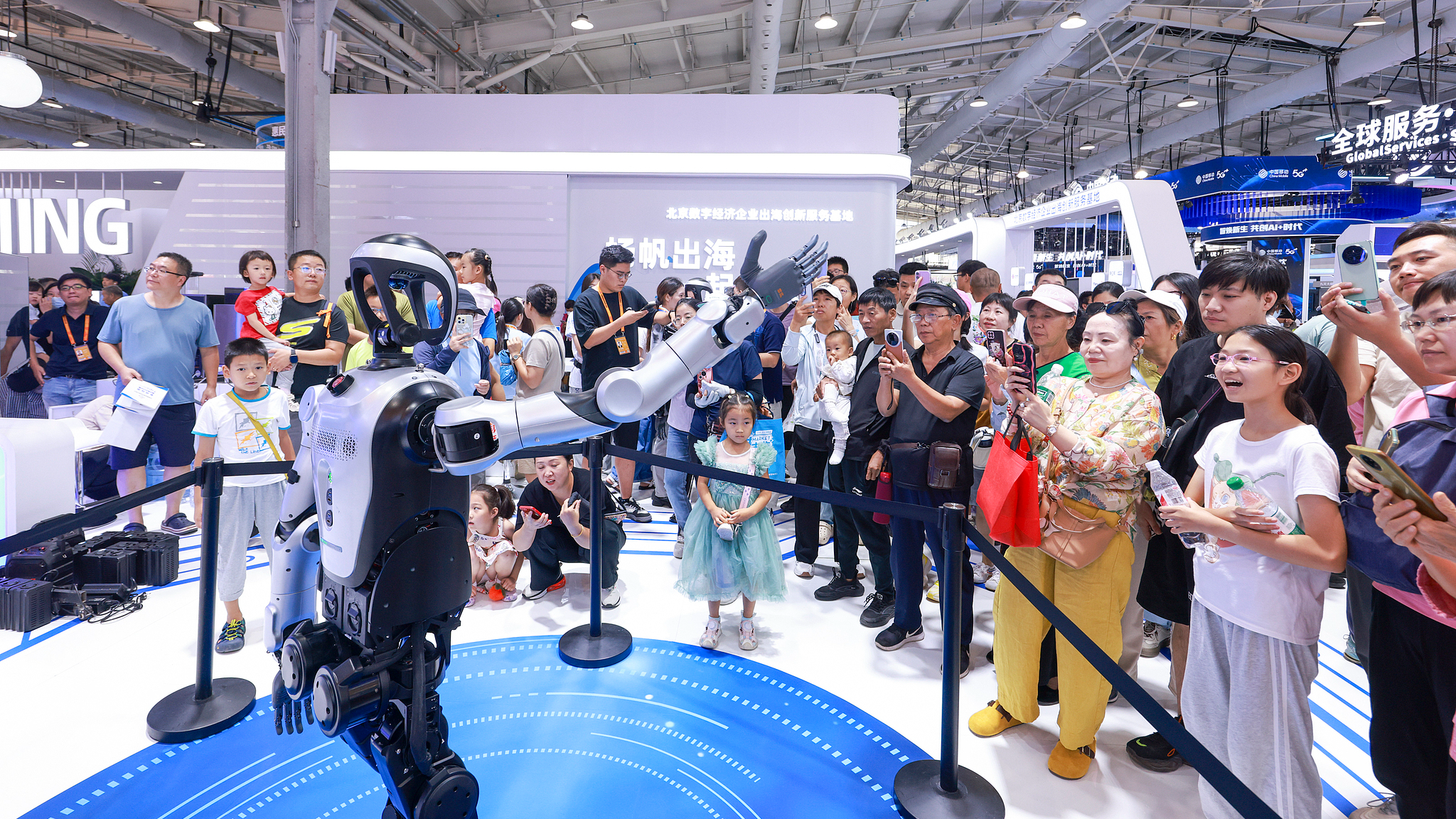 Les gens regardent les performances des robots à la Foire internationale du commerce des services de Chine 2025 à Pékin, en Chine, le 14 septembre 2025. /VCG