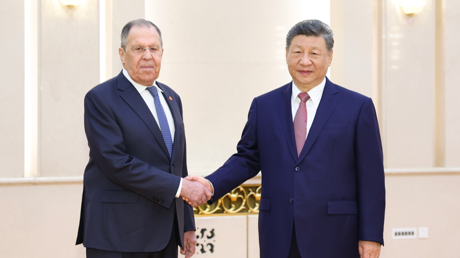 Le président chinois Xi Jinping (à droite) rencontre le ministre russe des Affaires étrangères Sergueï Lavrov à Pékin, en Chine, le 15 avril 2026. /Xinhua