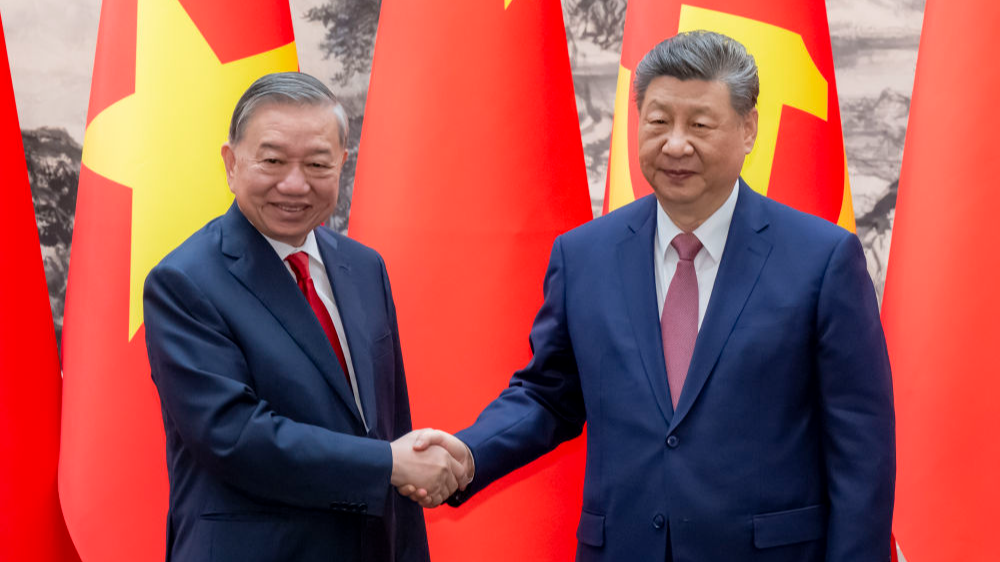 Xi Jinping (à droite), secrétaire général du Comité central du Parti communiste chinois et président chinois, rencontre To Lam, secrétaire général du Comité central du Parti communiste vietnamien et président du Vietnam, à Pékin, le 15 avril 2026. /Xinhua