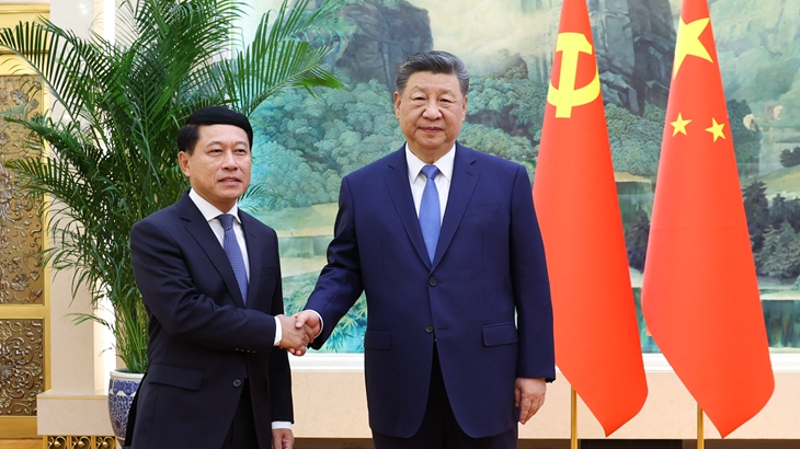 Xi Jinping (à droite), secrétaire général du Comité central du Parti communiste chinois et président chinois, serre la main de Saleumxay Kommasith, l'envoyé spécial du secrétaire général du Comité central du Parti révolutionnaire populaire lao et président du Laos Thongloun Sisoulith, à Pékin, en Chine, le 21 avril 2026. /Xinhua