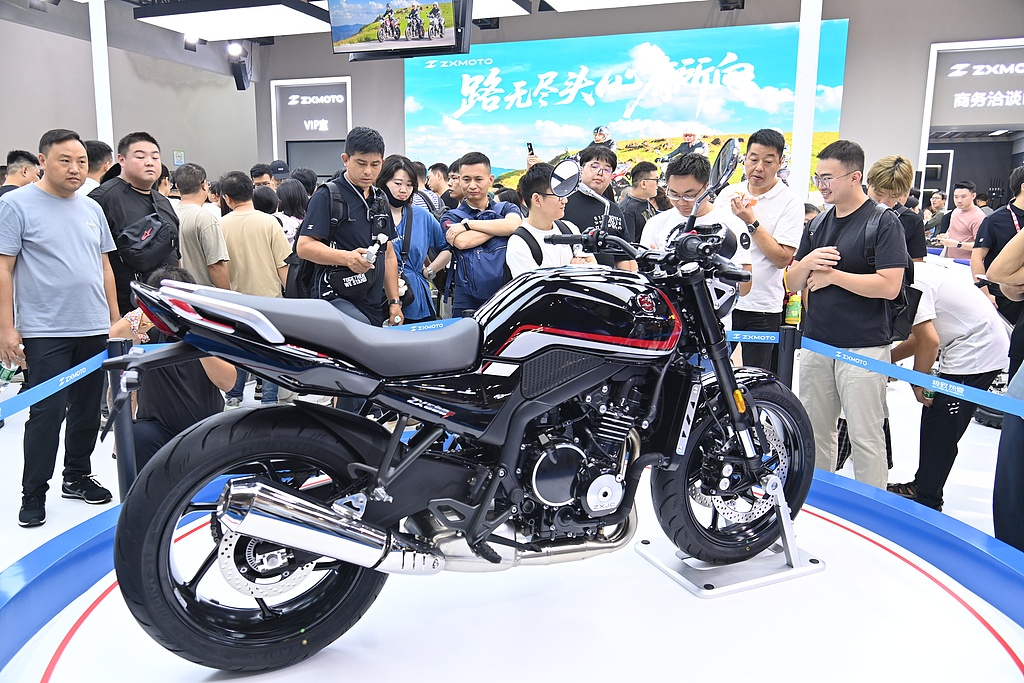 Des visiteurs regardent une moto lors de la 23e Exposition internationale de moto de Chine, dans la municipalité de Chongqing, dans le sud-ouest de la Chine, le 20 septembre 2025. /VCG