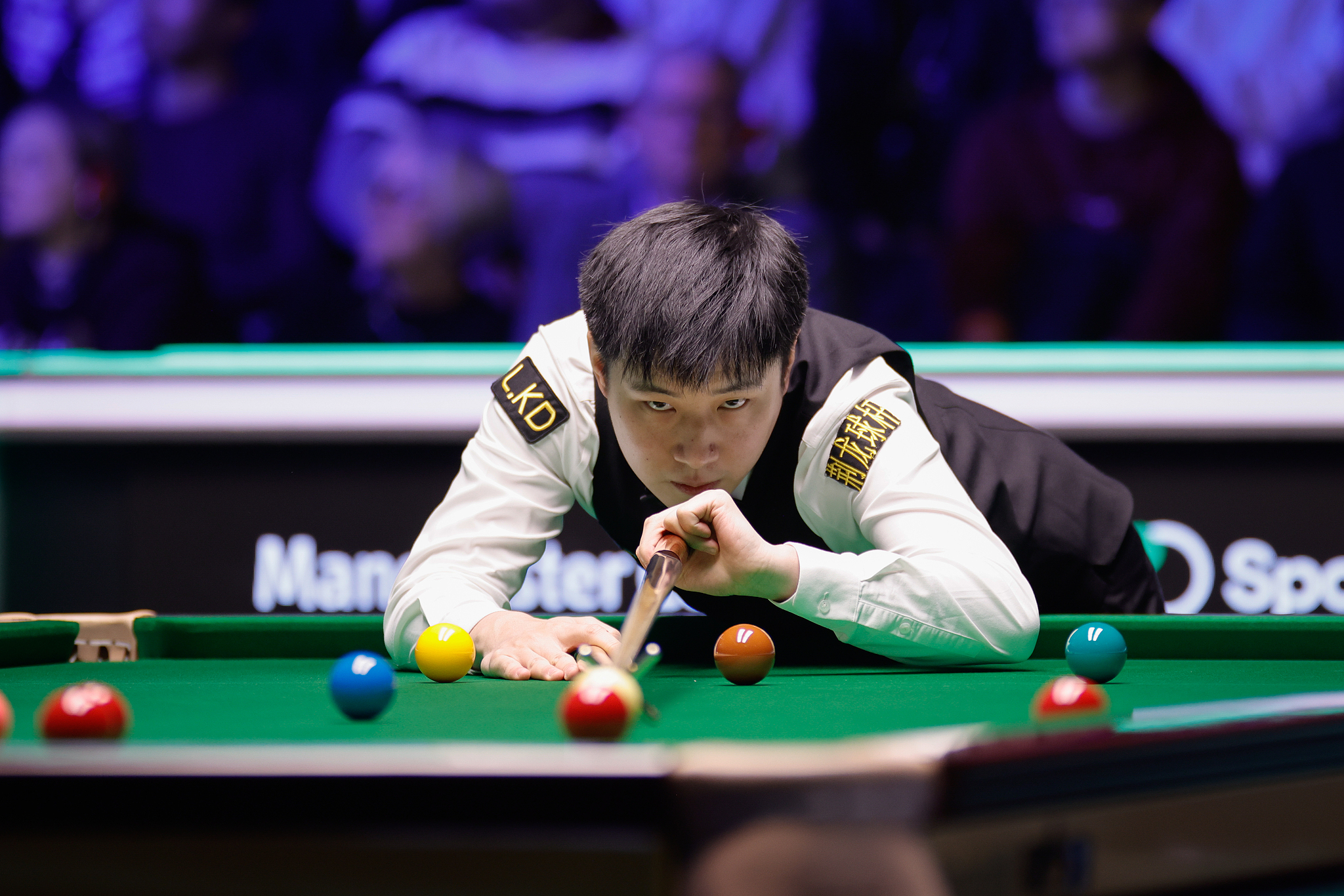 Le Chinois Zhao Xintong réussit un tir en demi-finale du Snooker Tour Championship à Manchester Central à Manchester, en Angleterre, le 4 avril 2026. /VCG