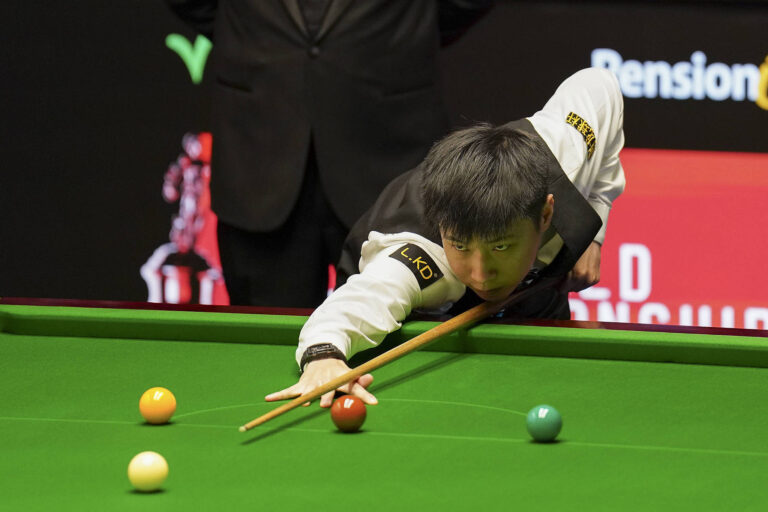 Zhao Xintong en action contre Shaun Murphy lors du quart de finale du Championnat du monde de snooker au Crucible Theatre, Sheffield, Angleterre, le 28 avril 2026. /VCG
