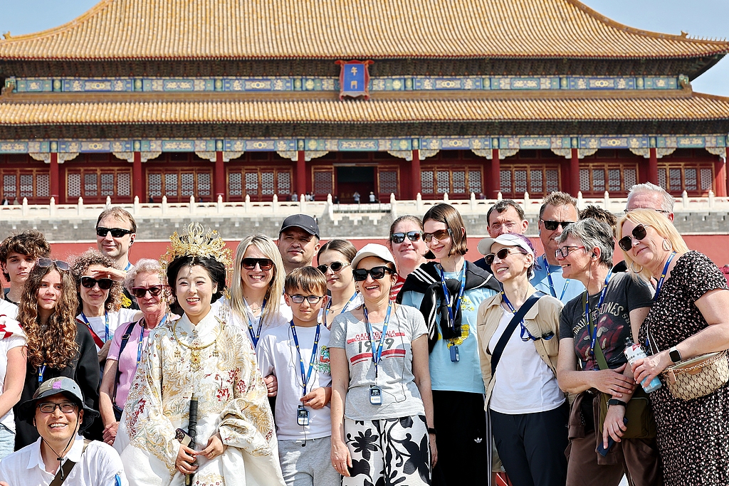 Des visiteurs internationaux sont vus au Musée du Palais à Pékin, le 1er mai 2026. /VCG