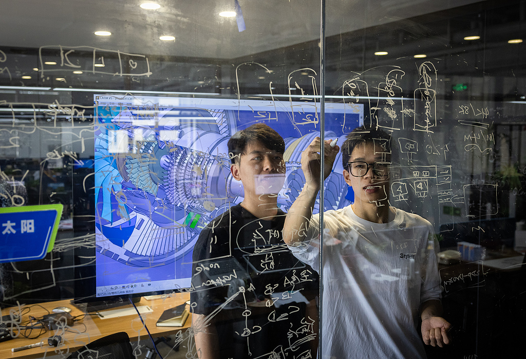 Deux membres du personnel d'une entreprise nationale de haute technologie se concentrant sur le cloud computing hyper-convergé à Wuhan, province du Hubei, Chine, le 6 juin 2023./ VCG 