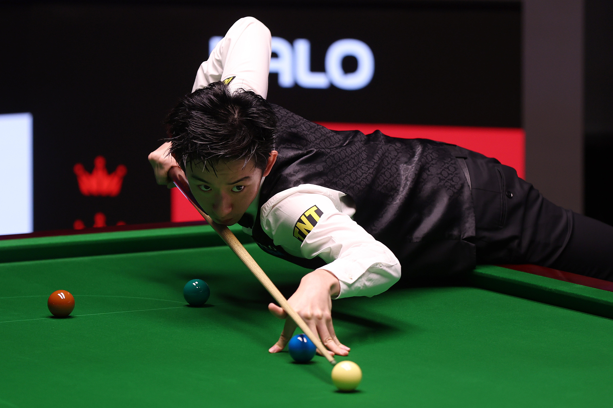 Le Chinois Wu Yize réussit un tir en demi-finale contre l'Irlande du Nord Mark Allen au Championnat du monde de snooker au Crucible Theatre de Sheffield, en Angleterre, le 2 mai 2026. /VCG