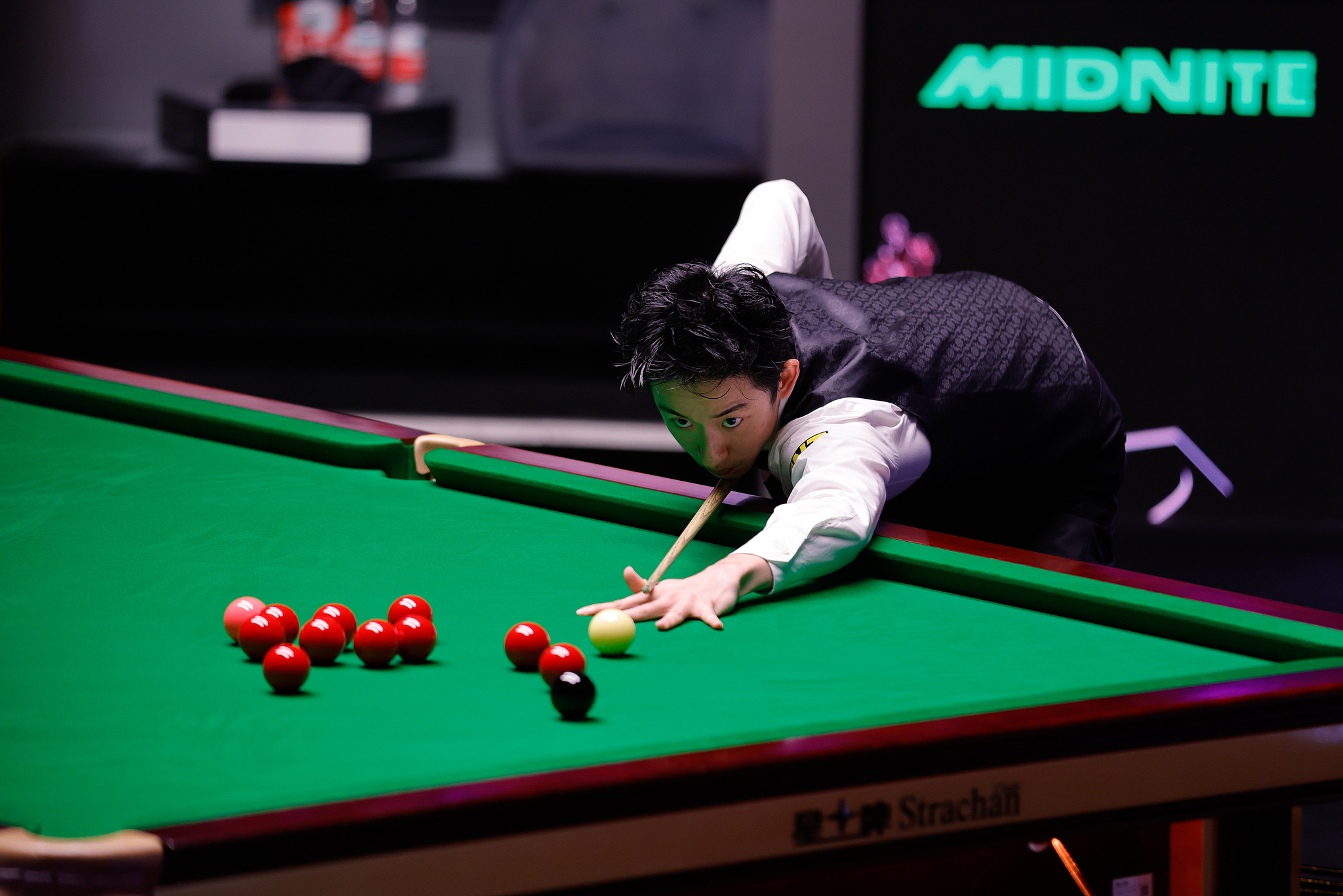 Le Chinois Wu Yize réussit un tir lors de la finale du Championnat du monde de snooker contre l'Anglais Shaun Murphy au Crucible Theatre de Sheffield, en Angleterre, le 4 mai 2026. /VCG